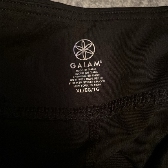 3/4 length legging cute design 🌸bundle with other items and save!! - Picture 3 of 3